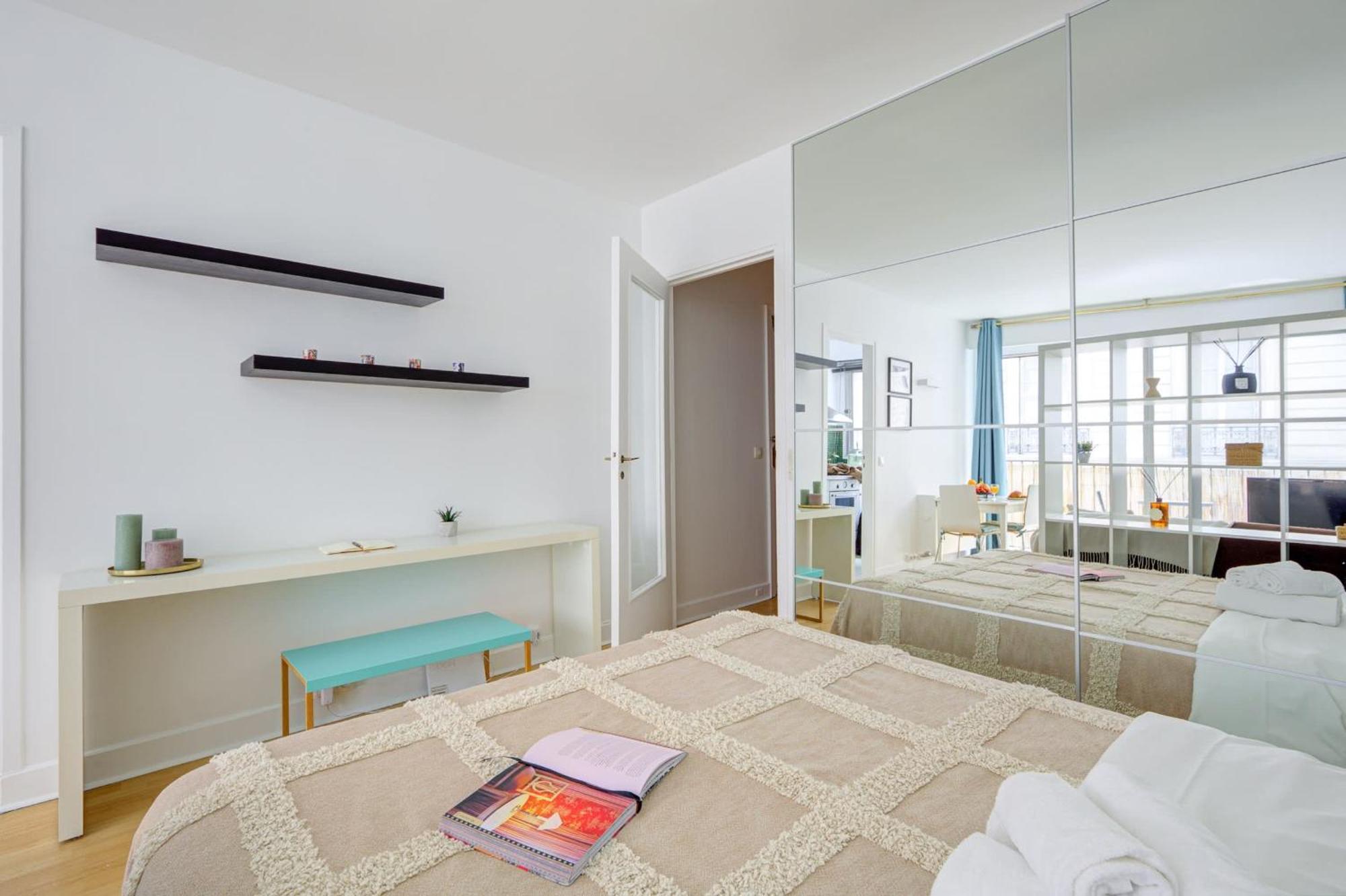 St Germain & Le Bon Marche With Balcony - Cityapartmentstay Parijs